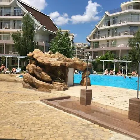 Two-bed Flat In Sunny With Pool View Lejlighed
