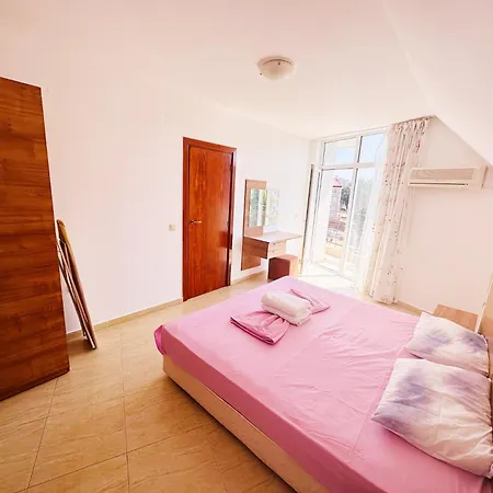 Two-bed Flat In Sunny With Pool View Lejlighed *