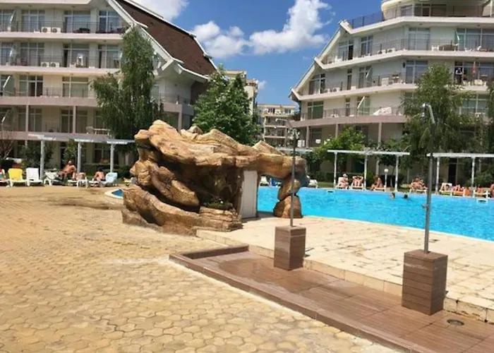 Two-bed Flat In Sunny With Pool View Apartman