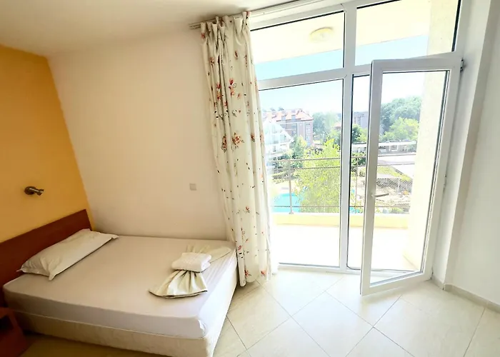 Apartman Two-bed Flat In Sunny With Pool View Napospart