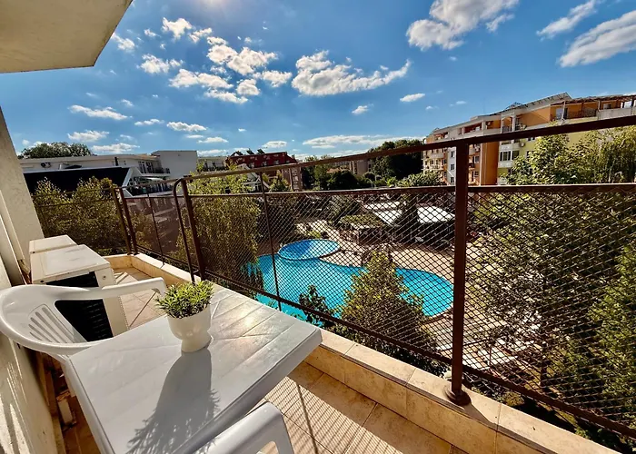 Two-bed Flat In Sunny With Pool View Apartman *