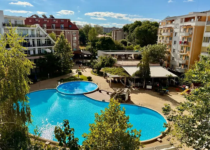 Two-bed Flat In Sunny With Pool View Apartman