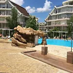 Two-bed Flat In Sunny With Pool View Apartment