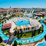 Two-bed Flat In Sunny With Pool View Apartment *