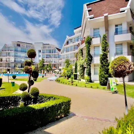 Two-bed Flat In Sunny With Pool View Slăntjev Brjag