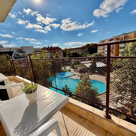 Two-bed Flat In Sunny With Pool View Apartment *