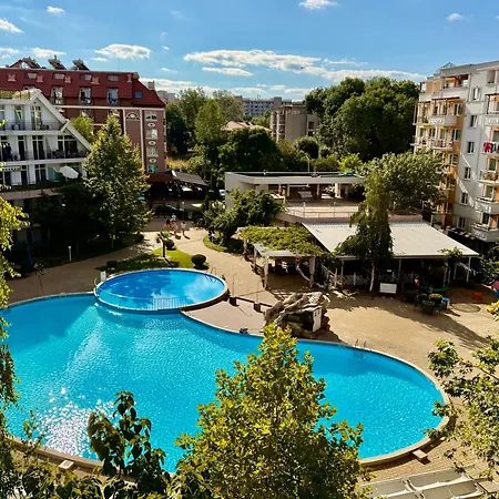 Two-bed Flat In Sunny With Pool View Apartment