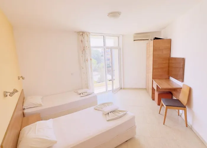 Two-bed Flat In Sunny With Pool View