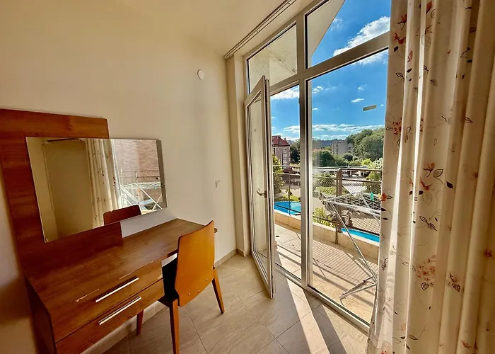 Two-bed Flat In Sunny With Pool View Apartment Slantschew brjag